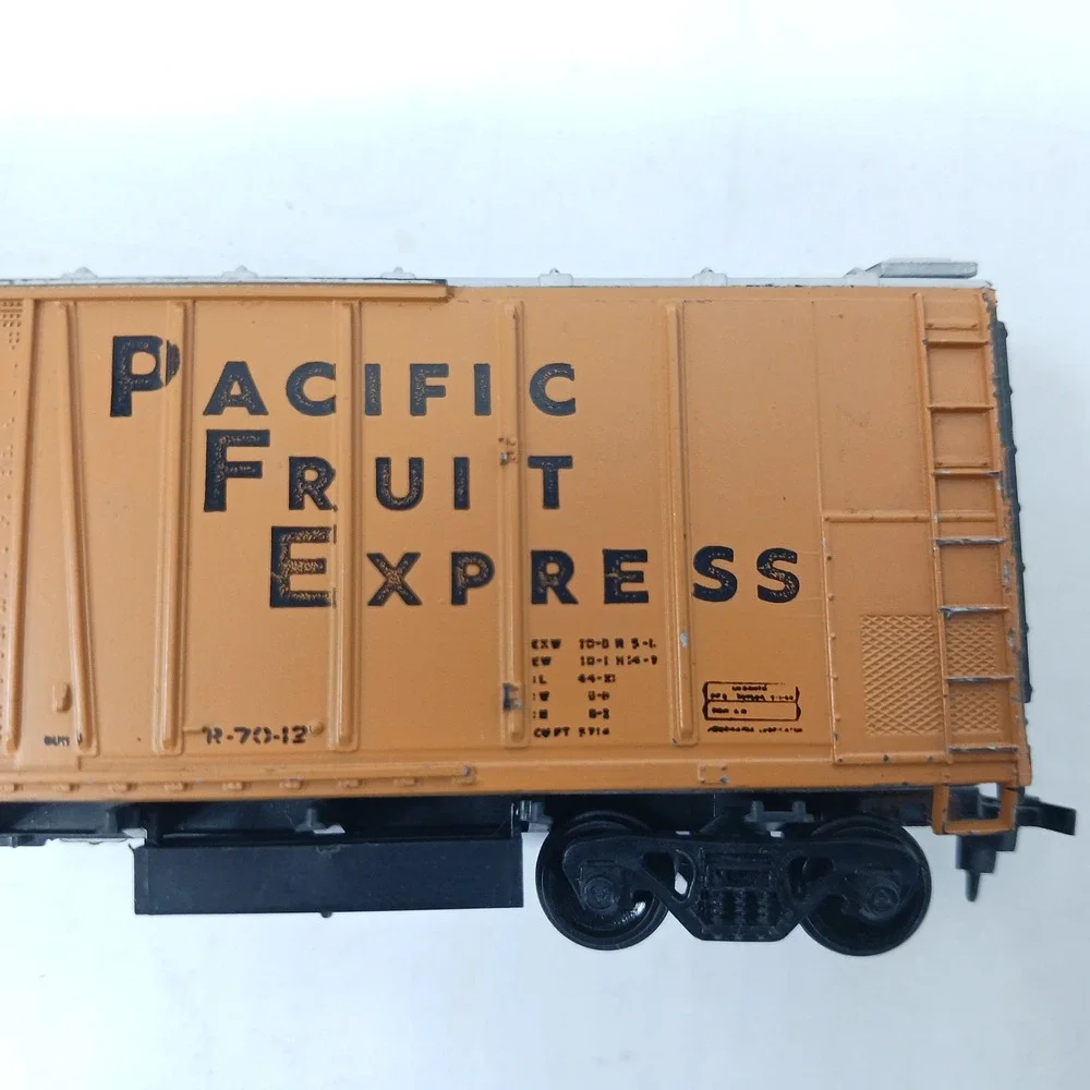 Pacific Fruit Express PFE 301527 HO Scale Refrigerator Car Orange SP UP